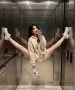 AI生成电梯一字马美女制作教程，条条流量上万，别再在外面被割韭菜了，全流程实操-第一资源库